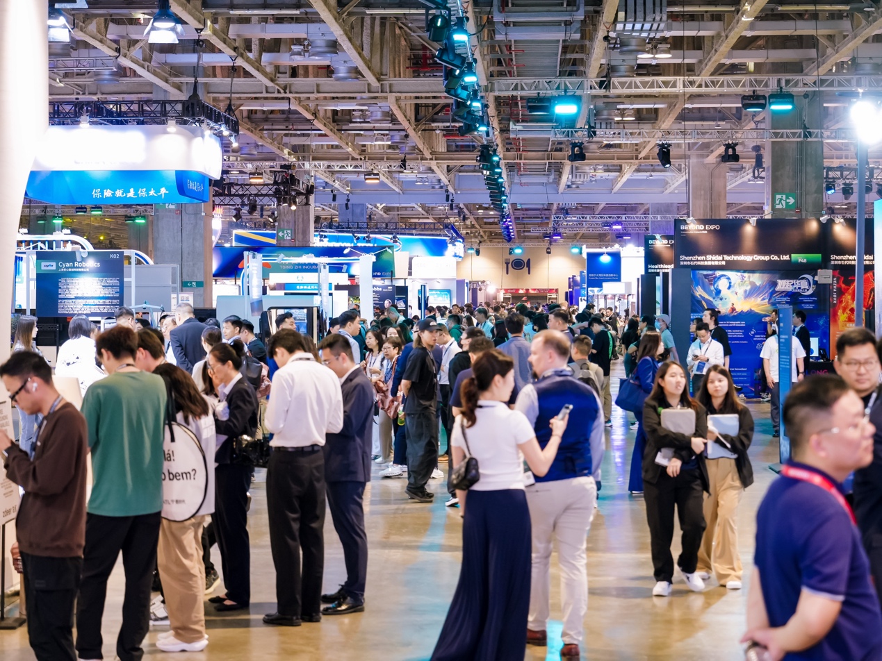 许多人站在火车旁走
AI 生成的内容可能不正确。